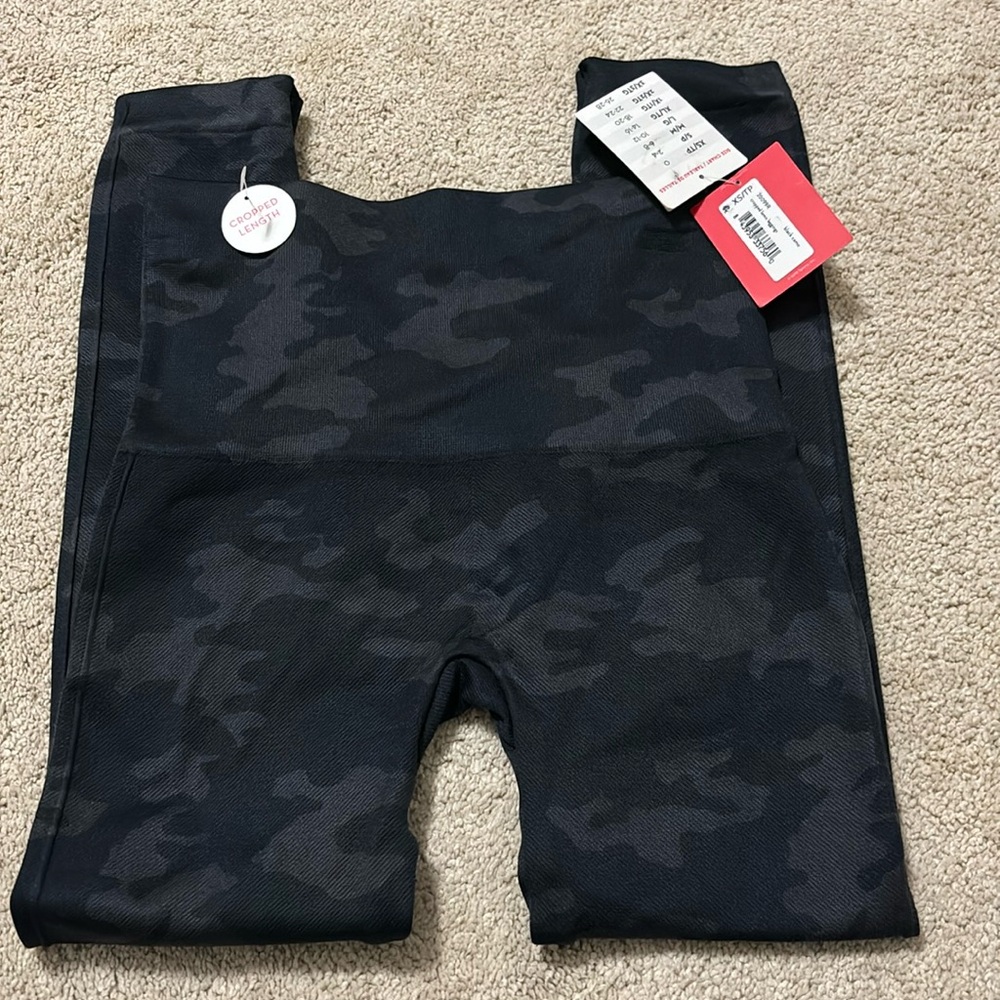SPANX Cropped Lamn Leggings Womens Size XS Black Camo NWT - Picture 4 of 5